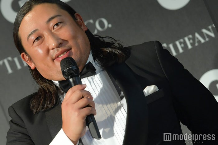 ロバート秋山竜次、報道陣からの謎質問に困惑 香取慎吾が無言のプレッシャーかける<GQ MEN OF THE YEAR 2017>