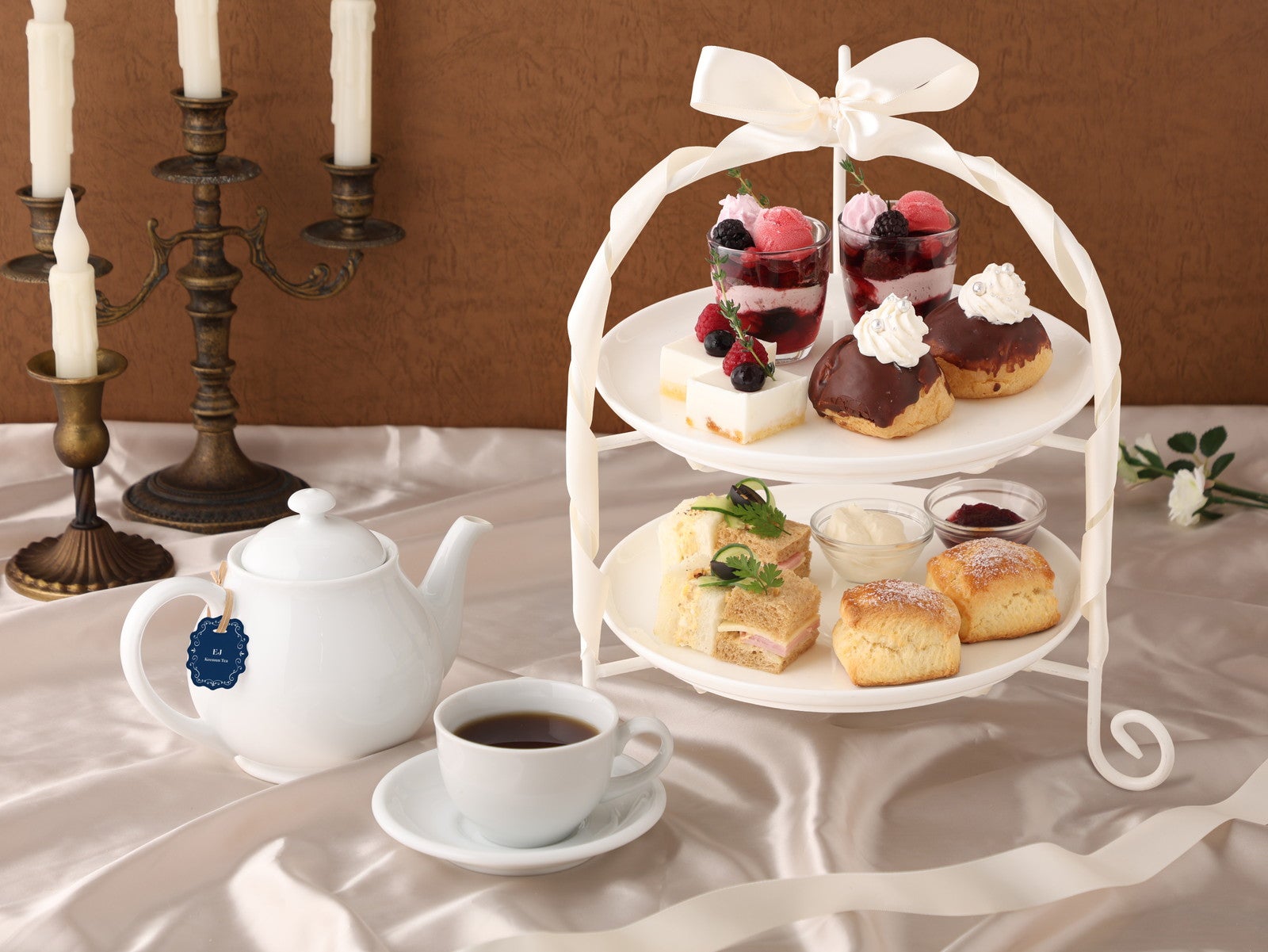 Afternoon Tea（予約限定）税込6,280円（C）HYBE LABELS JAPAN & HYBE． All Rights Reserved．