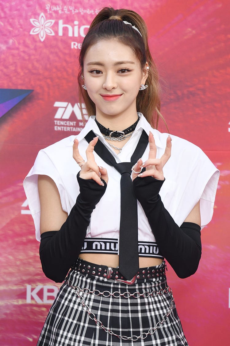 画像2 2 Itzy最年少ユナ 17歳バースデーをメンバーが祝福 可愛い末っ子 君を見てるとどれだけ笑えるか モデルプレス