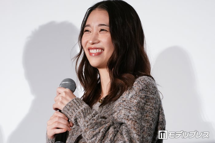 森川葵、美脚際立つミニ丈コーデで登場 “不在のボス”岡田将生は「すごく不思議な方」【アングリースクワッド 公務員と7人の詐欺師】
