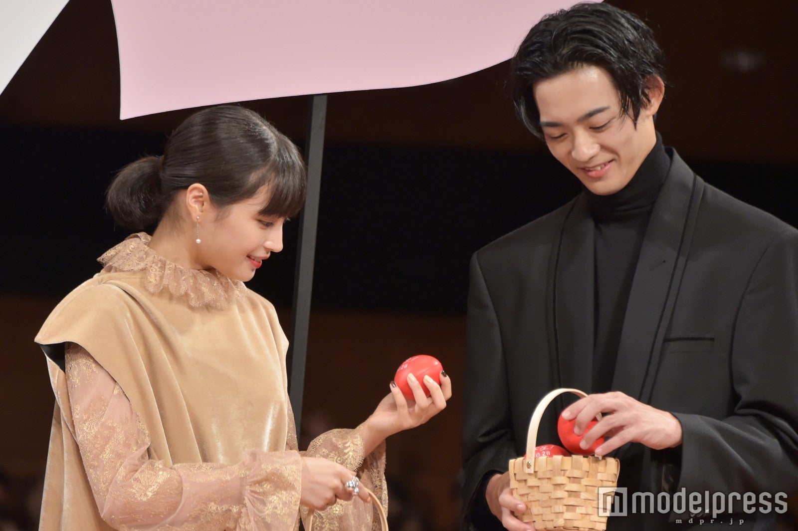 画像4/25) 生田斗真、広瀬すずの手を取りエスコート、ボール手渡し…“神対応”連発で黄色い歓声＜先生！＞ - モデルプレス