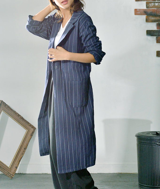 ピンストライプのコットンガウンコート「coca」3,990円（税込）／画像提供：coca