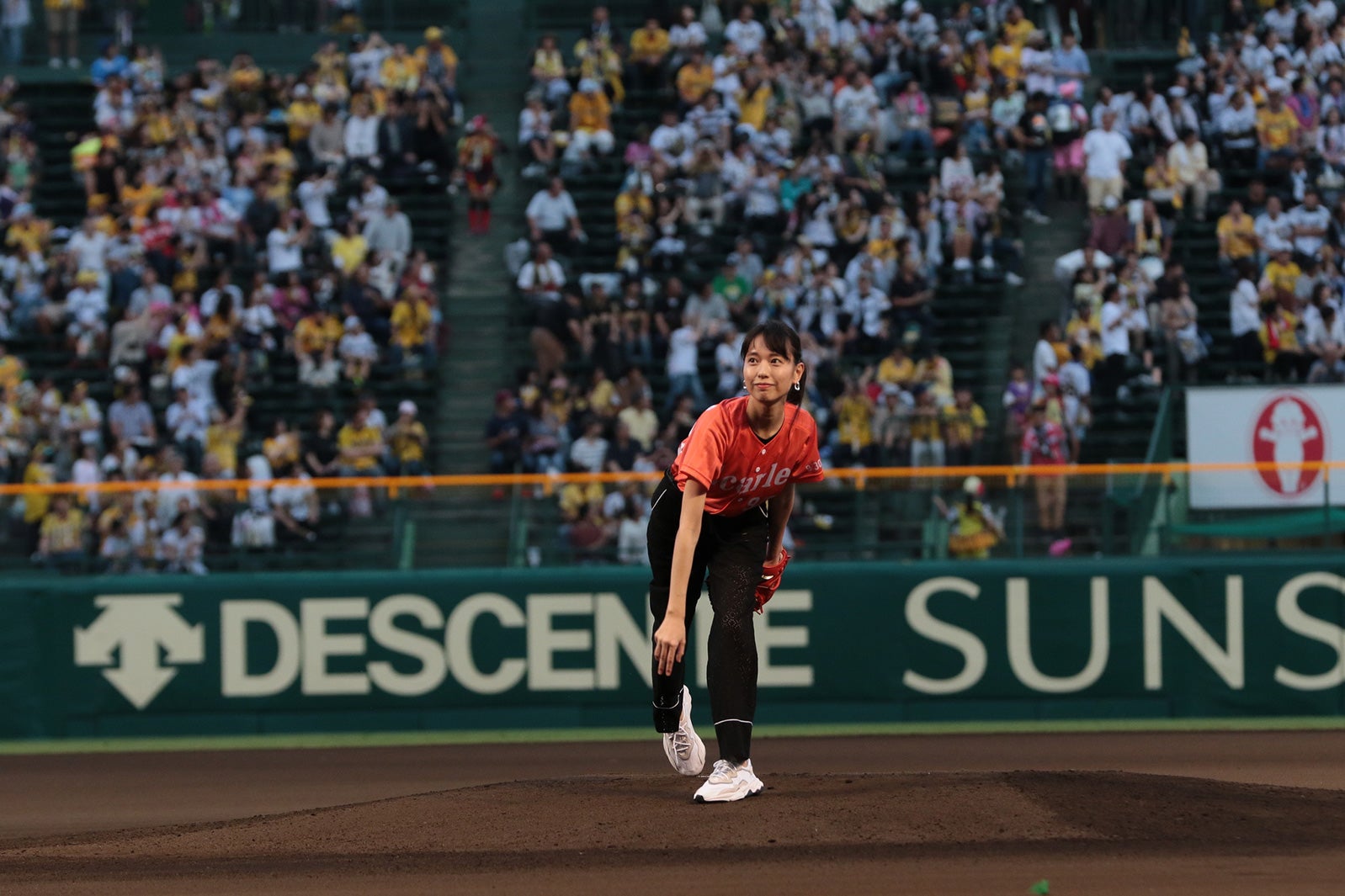 戸田恵梨香、地元・甲子園でノーバン投球「すごくぜいたくな時間」