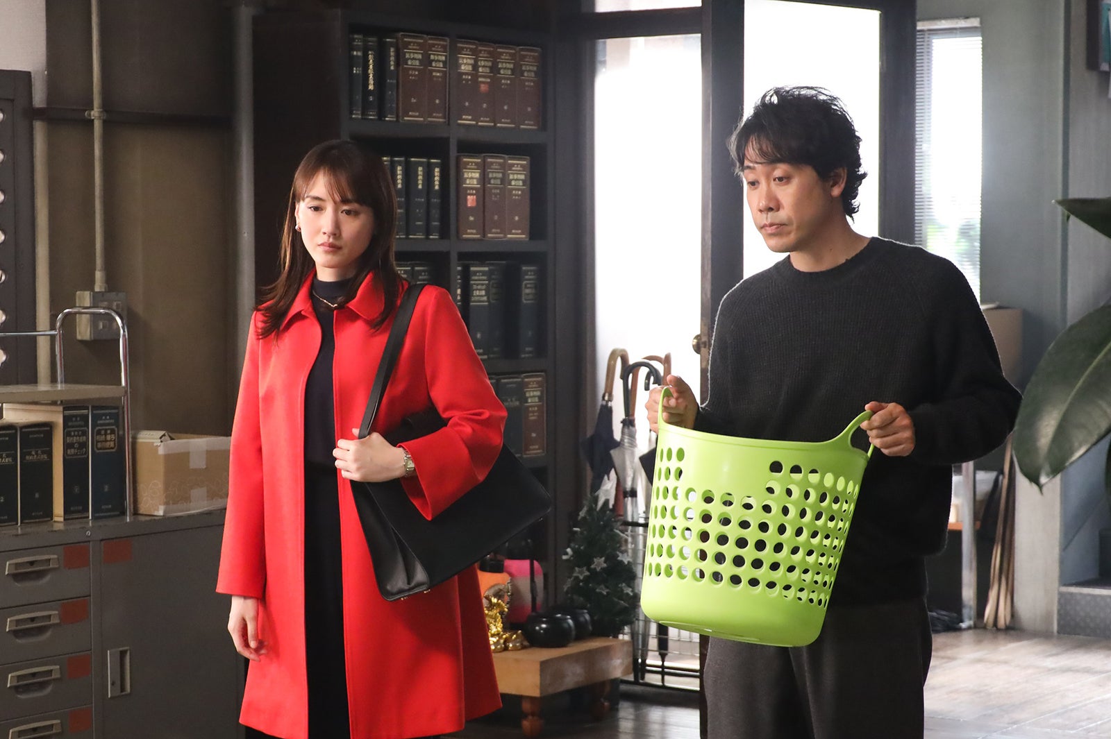 綾瀬はるか、大泉洋／「元彼の遺言状」第3話より（C）フジテレビ