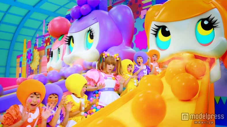 きゃりーぱみゅぱみゅ（中央）とキッズダンサー／新「み」（30秒）編