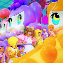 きゃりーぱみゅぱみゅ(中央)とキッズダンサー/新「み」(30秒)編