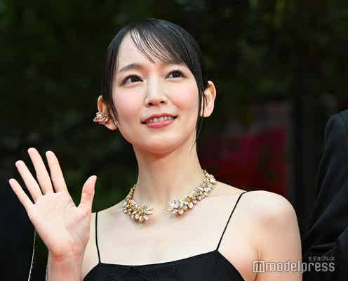 吉岡里帆、キャミドレス姿のレッドカーペットが圧巻の美しさ 台湾映画に出演【第38回東京国際映画祭】