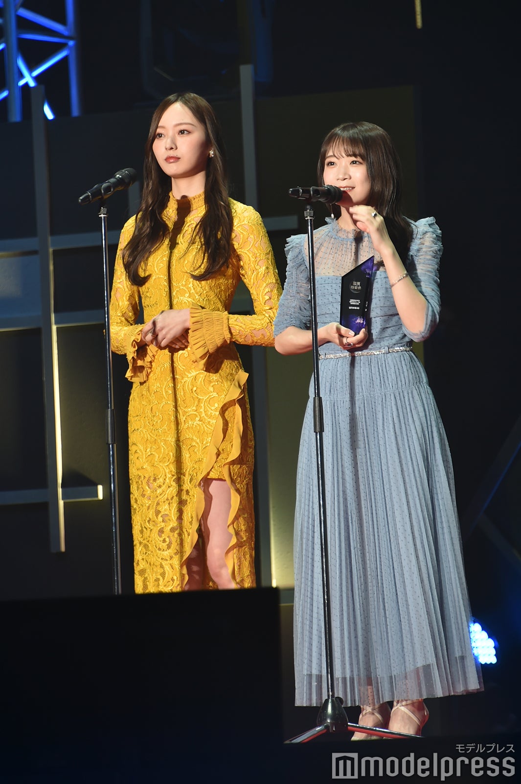 梅澤美波、秋元真夏（C）モデルプレス