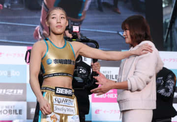 RENAは笑顔で握手求めるも伊澤星花は無表情で拒否！公開計量で因縁両者が火花バチバチ【大みそかRIZIN】