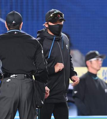 日本ハム・新庄監督 4安打5打点のロッテ・西川にお手上げ「どこ投げても打つだろうな、という感じの打席の内容」 雨の激闘に「ケガがなくて良かった」