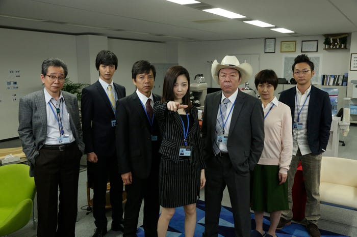 「警視庁 ナシゴレン課」に出演する(左から)越村公一、中山麻聖、勝村政信、島崎遥香、古田新太、猫背椿、波岡一喜(C)テレビ朝日