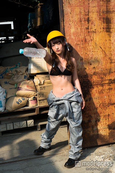 「小谷里歩ファースト写真集『蛇口』」(学研パブリッシング、9月15日発売)より