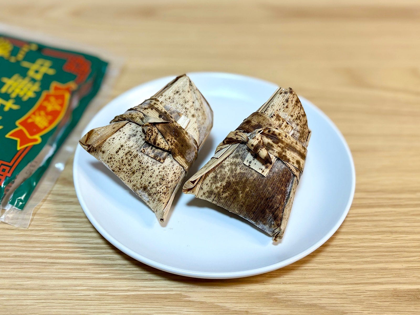 袋の中には、冷凍ちまきが2個入っています 