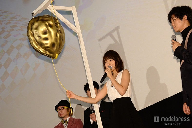 「くす玉割り」にチャレンジした有村架純（中央）