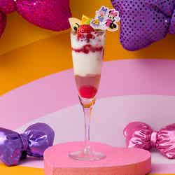 <Minnie & Daisy>カラフルフルーツパフェ税込1,490円(C)Disney