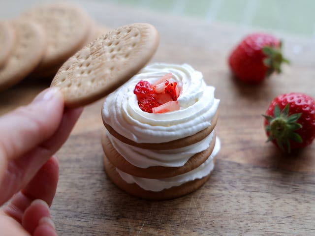 ③を3個重ねたら、上にもう一枚ビスケットを乗せる ③を3個重ねたら、上にもう一枚ビスケットを乗せる