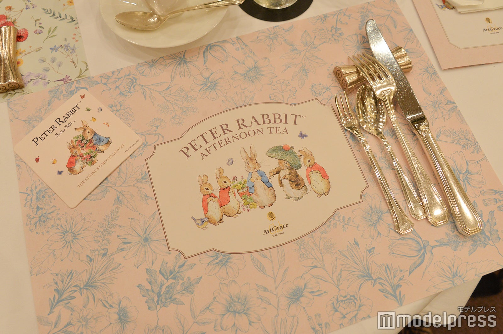 オリジナルのランチョンマットとコースター（C）モデルプレス