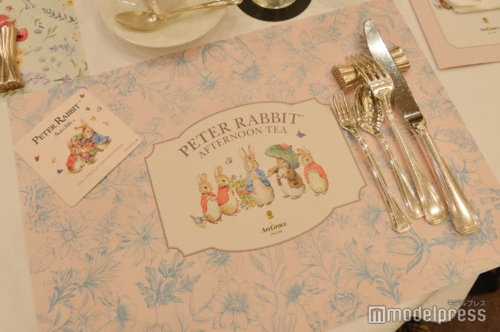 オリジナルのランチョンマットとコースター(C)モデルプレス