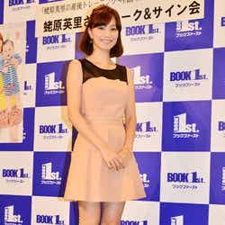 ミニワンピで姉譲りの美脚を披露した蛯原英里