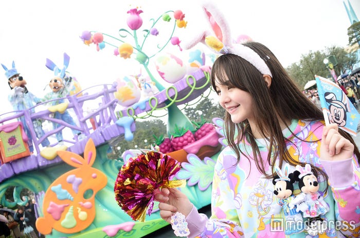 フラッグ¥500、ボンボン¥1,000(モデル:藤田エミリ)/(C)モデルプレス