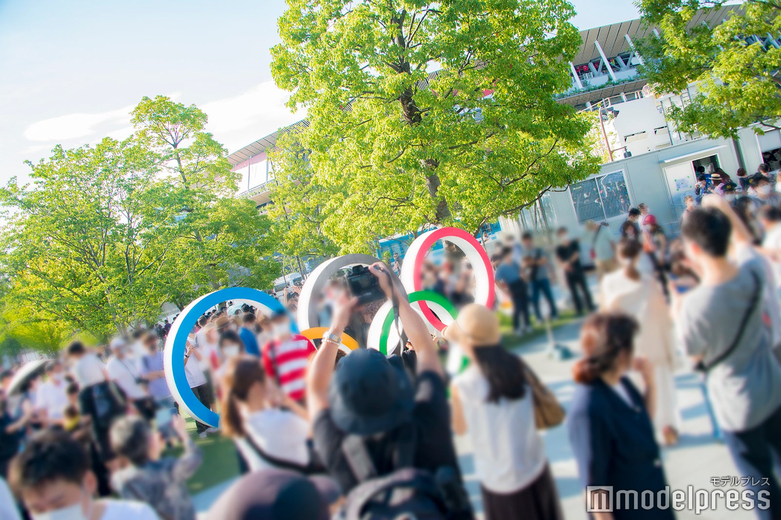 五輪マーク周辺で記念撮影（C）モデルプレス