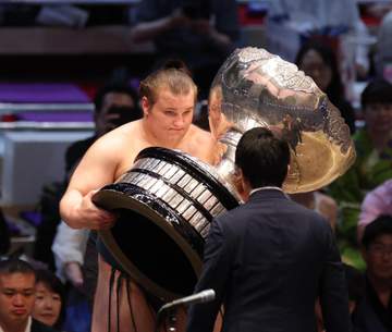 死闘制した安青錦「やり切ったな」と第一声 霧島、熱海富士との優勝決定ともえ戦を制す 1場所で大関で復帰「自分はここで終わる人間じゃないという思いが強かった」