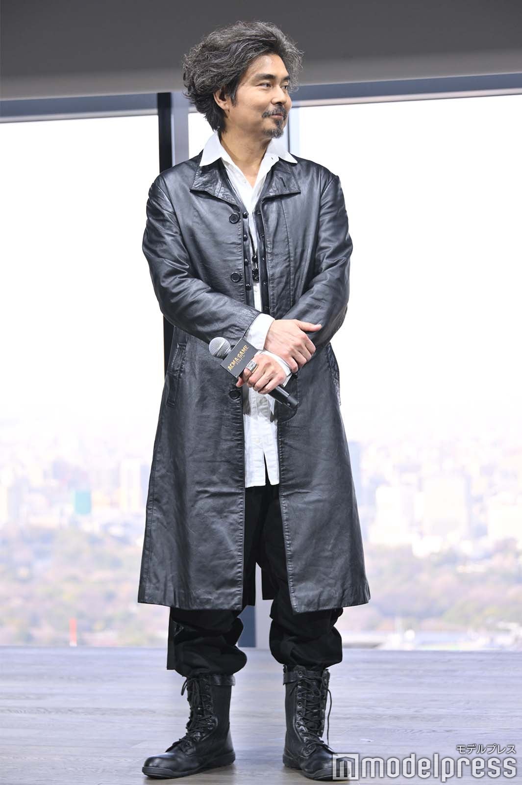 田中樹の背中を見つめる小澤征悦（C）モデルプレス