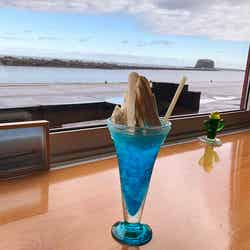 名物の「流氷ソーダ」は、まるで流氷そのもの！　オホーツク海が広がるカウンター席で召し上がれ（提供画像）