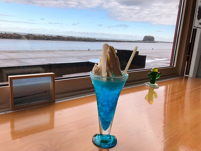 名物の「流氷ソーダ」は、まるで流氷そのもの! オホーツク海が広がるカウンター席で召し上がれ(提供画像)