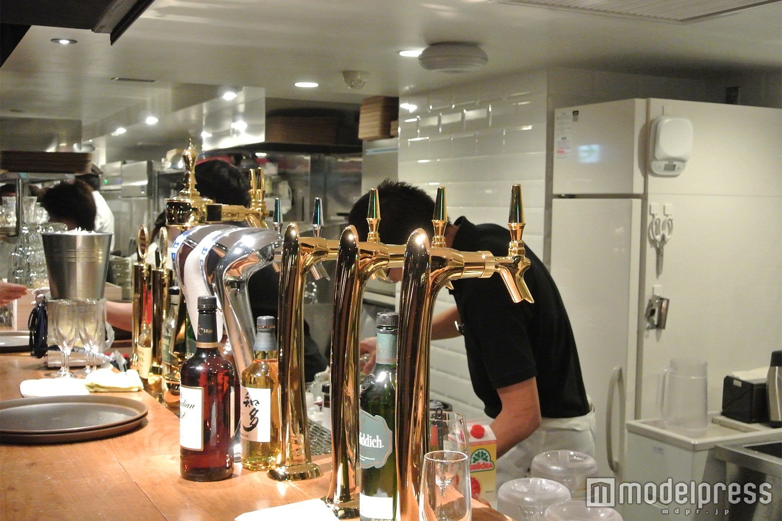 もちろんビールサーバーも完備（C）モデルプレス