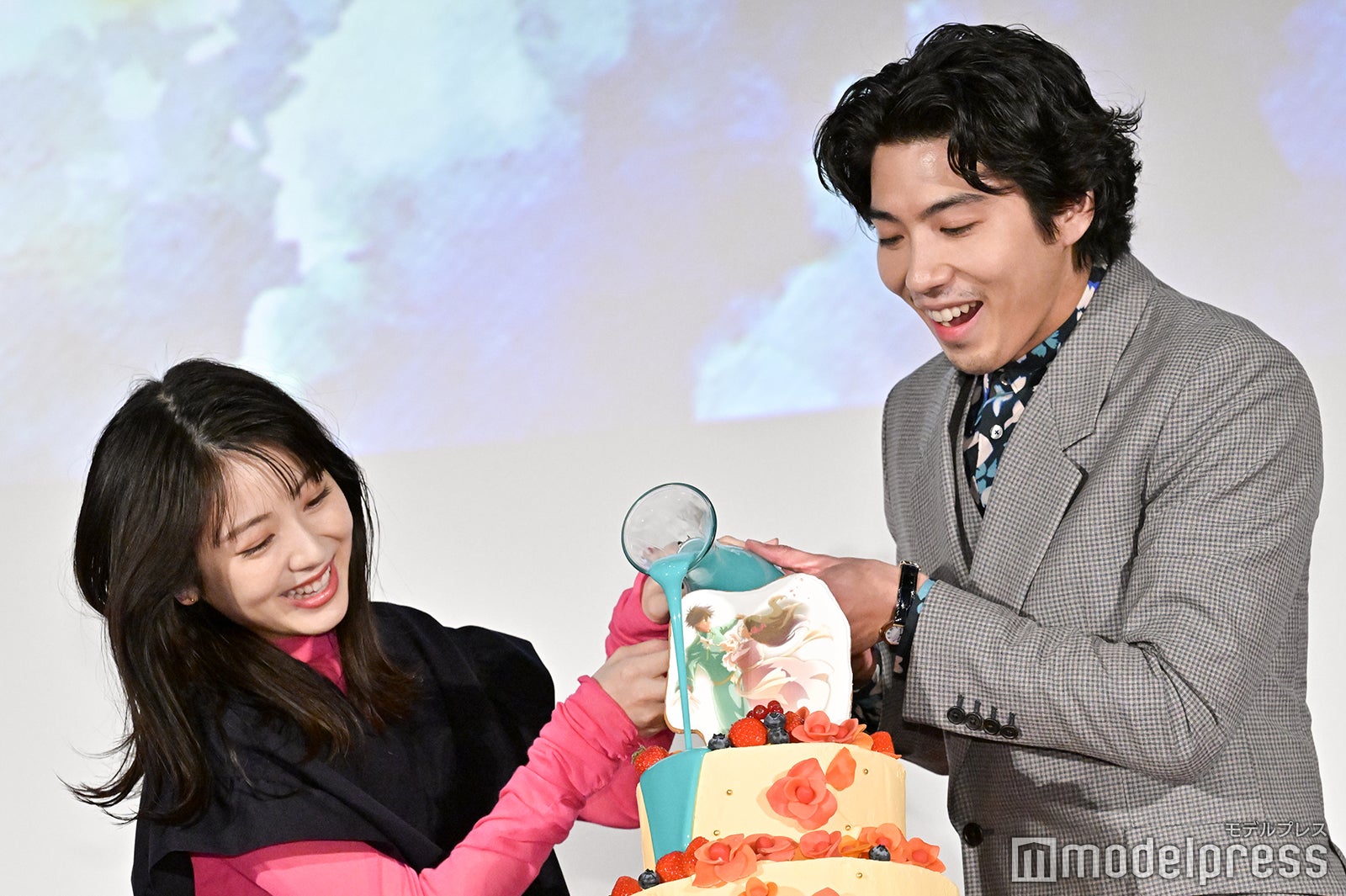 浜辺美波、賀来賢人（C）モデルプレス