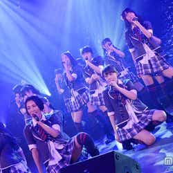 モデルプレス - 指原莉乃らHKT48、渋谷で特別公演に800人熱狂<写真特集/セットリスト>