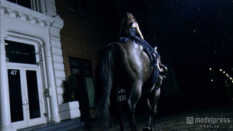 板野友美／4thシングル「1%」のMVより