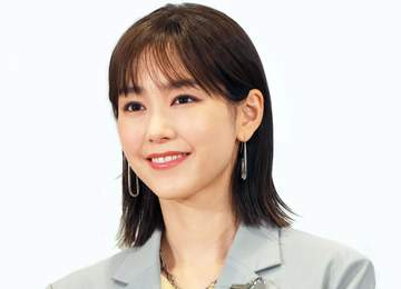 「本当に36歳に見えない」6歳児ママ桐谷美玲 サンローランの秋先取りコーデに「スタイリッシュ」「素敵な装い」