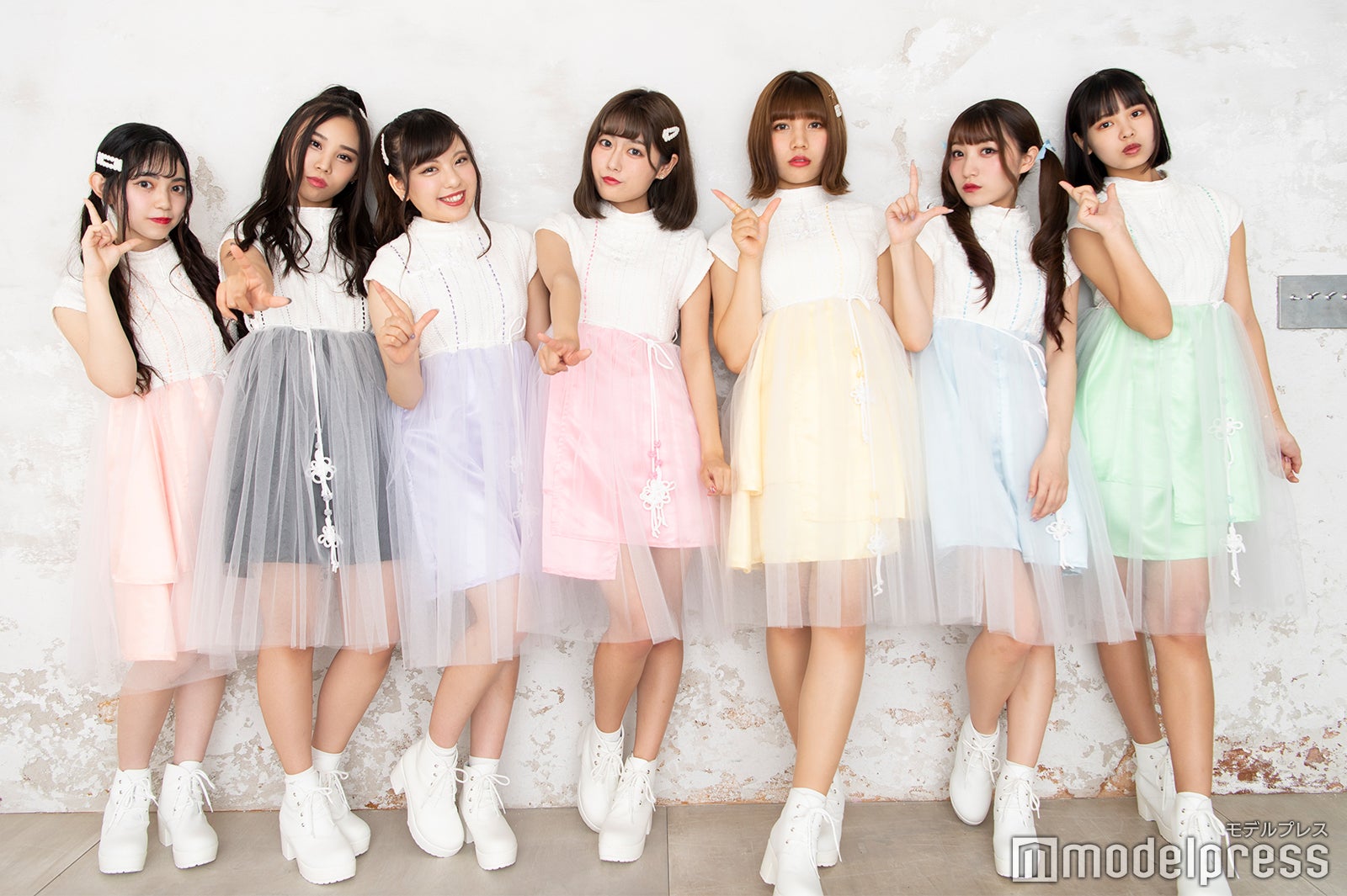 LARY／（左から）山内梨瑚、加納愛生、橘一花、七瀬彩夏、乃木麗奈、神藤愛奈、朝比奈茉優（C）モデルプレス