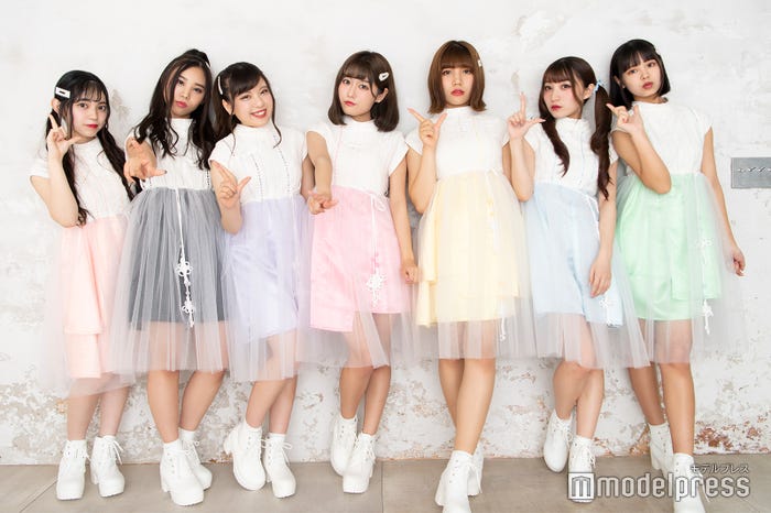 LARY/(左から)山内梨瑚、加納愛生、橘一花、七瀬彩夏、乃木麗奈、神藤愛奈、朝比奈茉優(C)モデルプレス