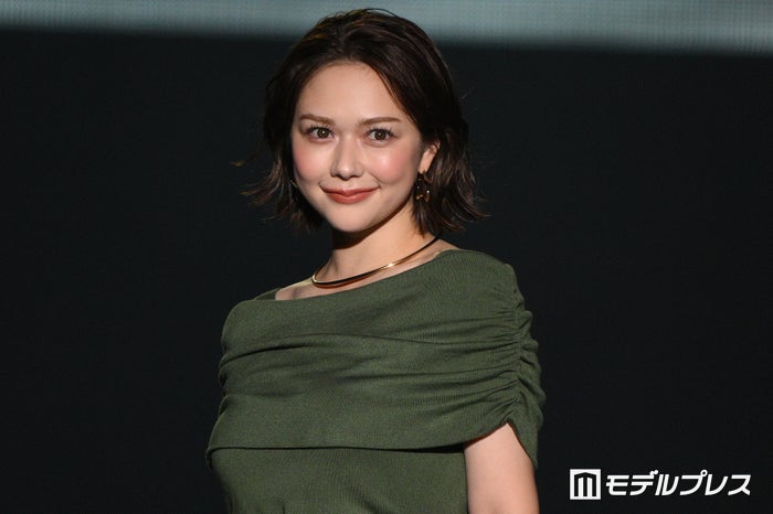 村重杏奈、美デコルテ披露 ウインクで会場沸かす【TGC松山2024】