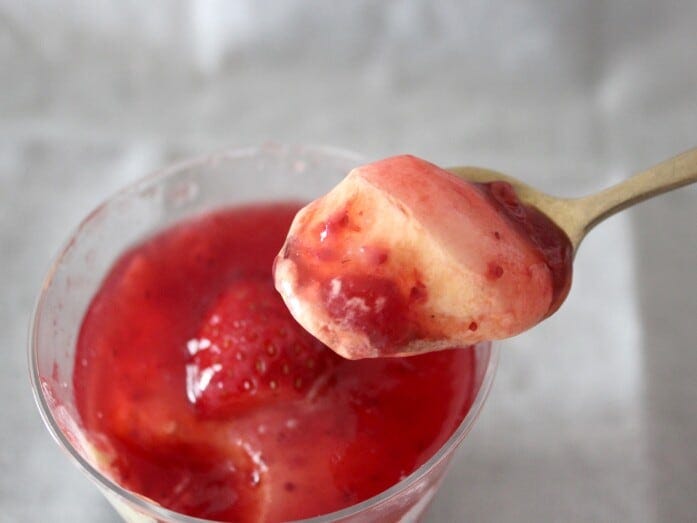 カスタードのムースは、ババロアのような口どけのよい食感