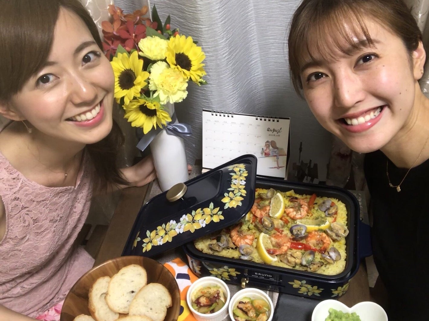 小澤陽子アナとパエリアを作りました！／内田嶺衣奈アナウンサー（提供写真）