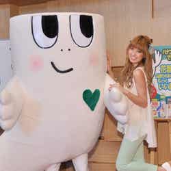 CMキャラクター・ハナブロウとポーズを決める南明奈