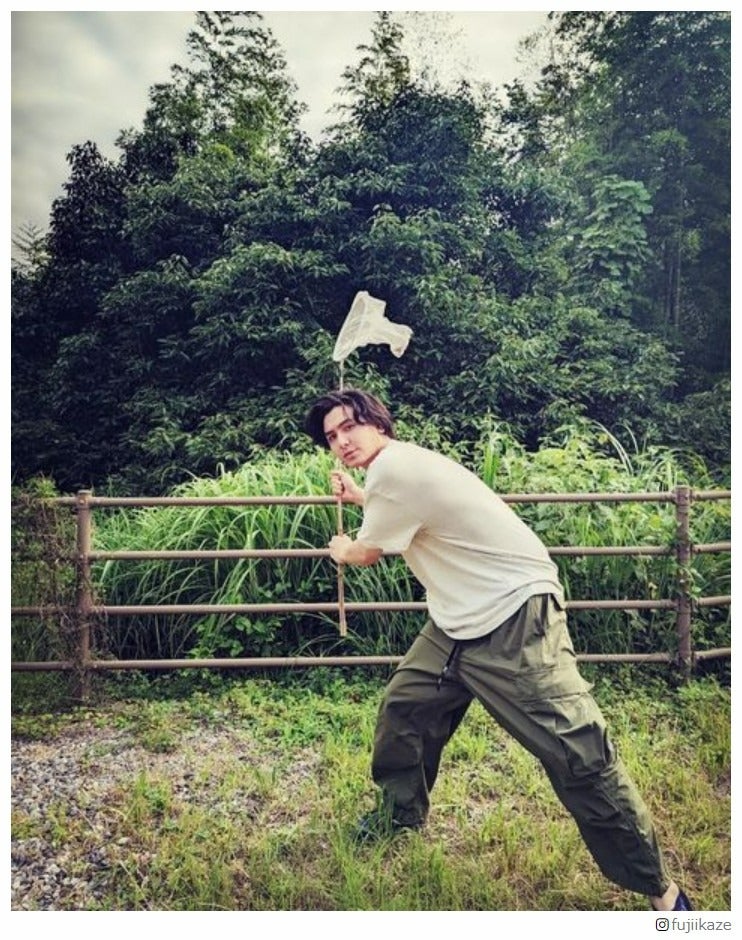 藤井 風、夏満喫ショット公開「どの写真も最高」「夏休みの少年みたい」の声