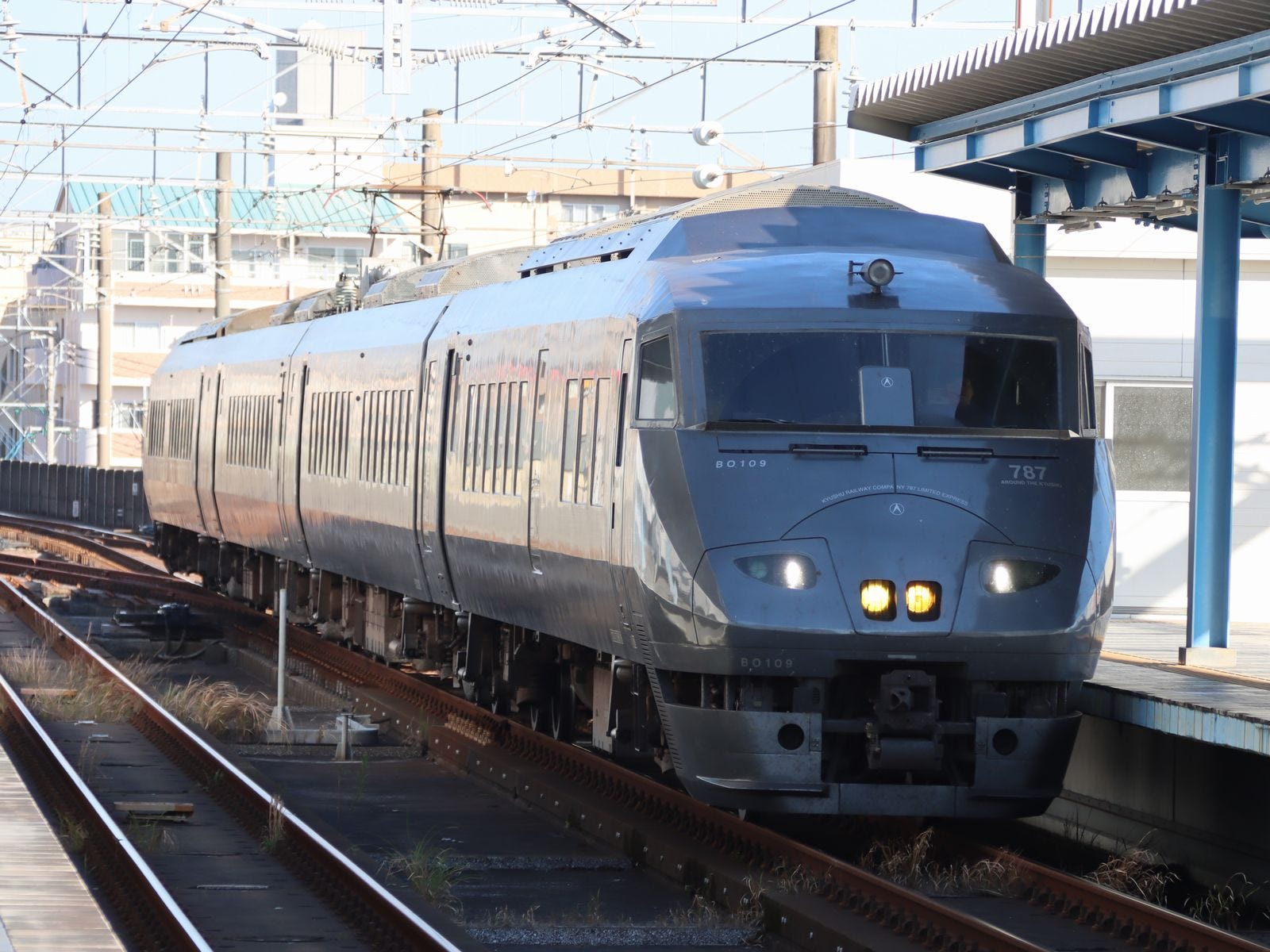 津久見駅を通る日豊本線の特急にちりん