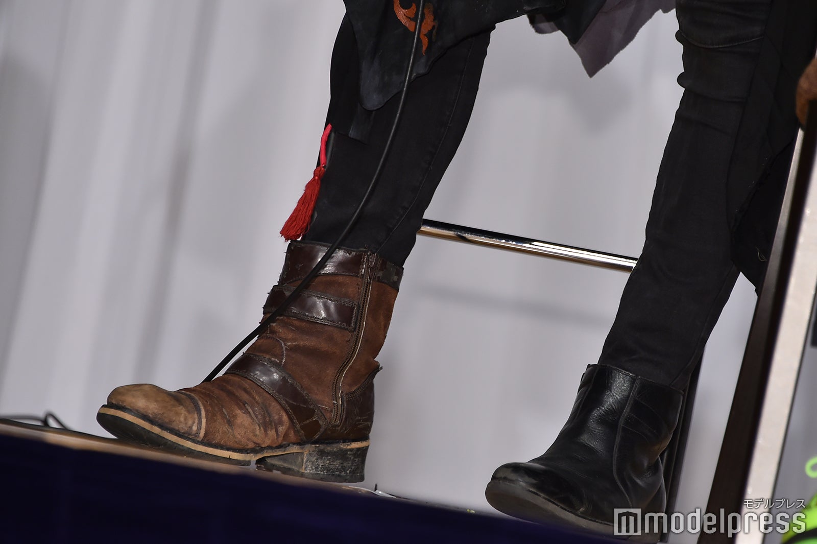 「滅亡迅雷.net」2人の衣装は足元も左右非対称／中川大輔 （C）モデルプレス