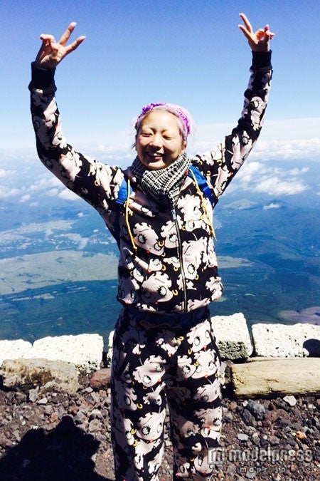富士山登頂に成功し、満面の笑み