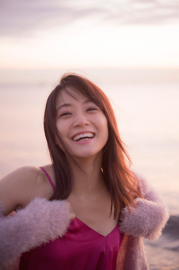 早朝の海で撮影/深川麻衣『MY magazine』より(画像提供:宝島社)