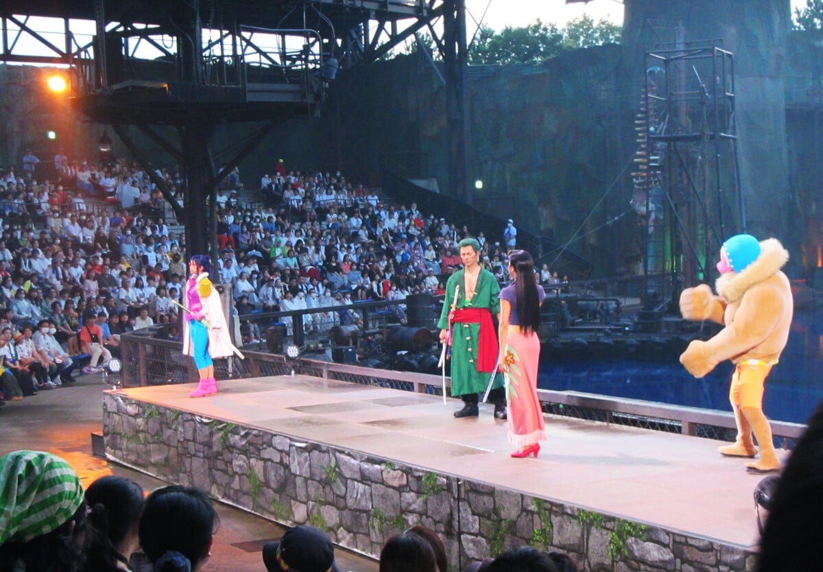 中央のステージには麦わらの一味たちが次々と現れて会話や対決シーンを見せてくれます