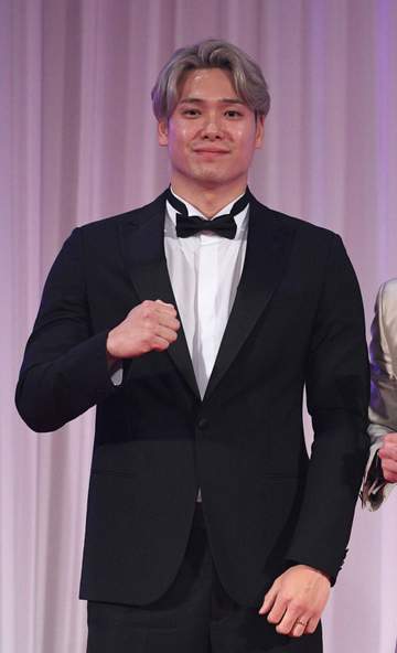 妻は人気女優の超イケメンアスリートがTV登場 「神業」成功で雄叫び 183cm、身長差は29cm