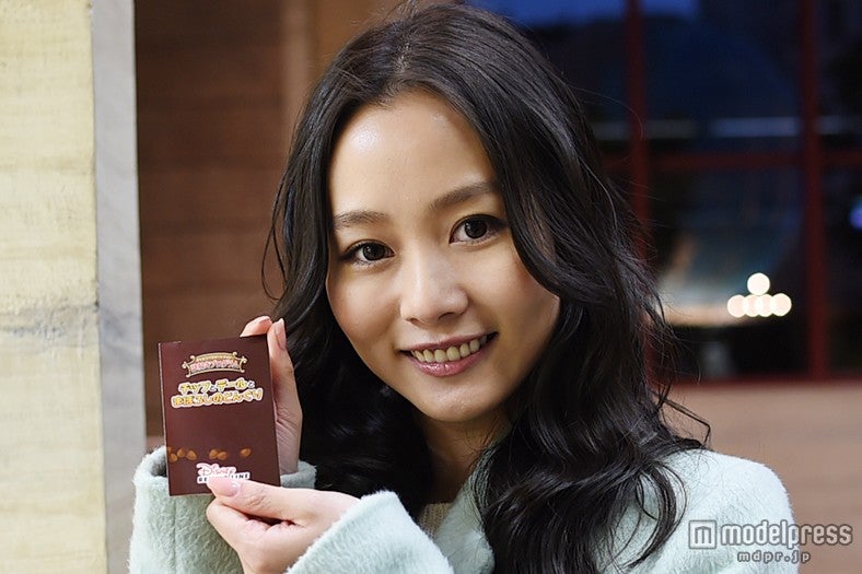 ゴールで報告をして謎解き終了／モデル：阿井莉沙