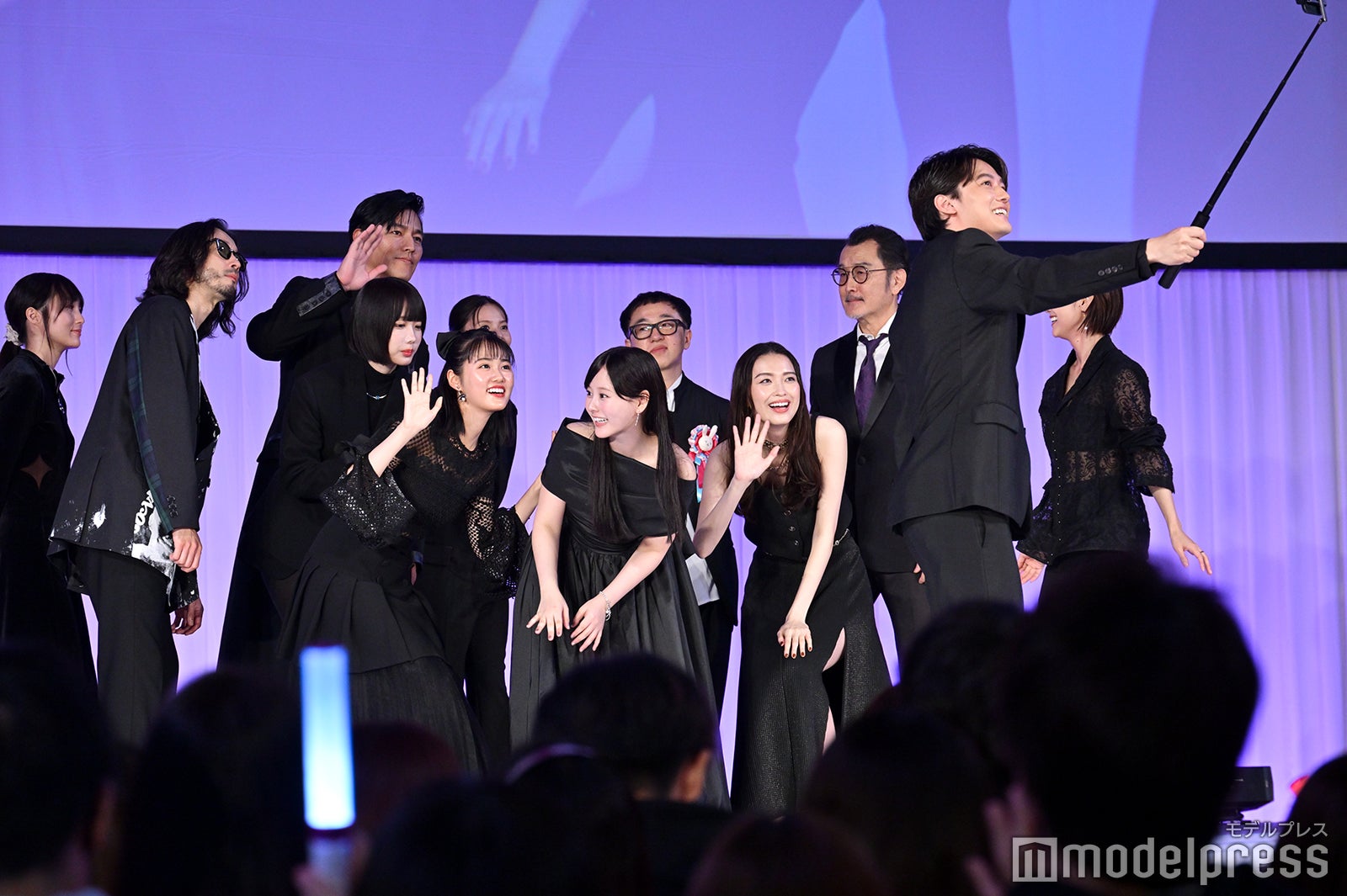 自撮りをする【推しの子】キャスト陣（C）モデルプレス