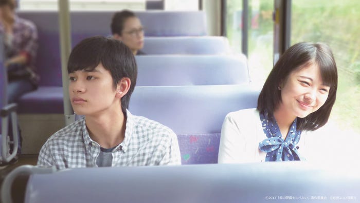 北村匠海、浜辺美波(C)2017「君の膵臓をたべたい」製作委員会 (C)住野よる/双葉社